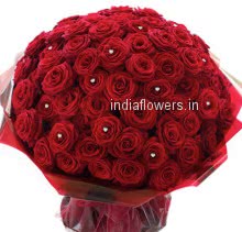 Bunch of 100 Red Roses nicely decorated with Fillers Ribbons. Best for Birthday, Anniversary, or any loving Occasion. This 100 Roses will sure bring smile on any face which you love. Please note white pearls are not included.